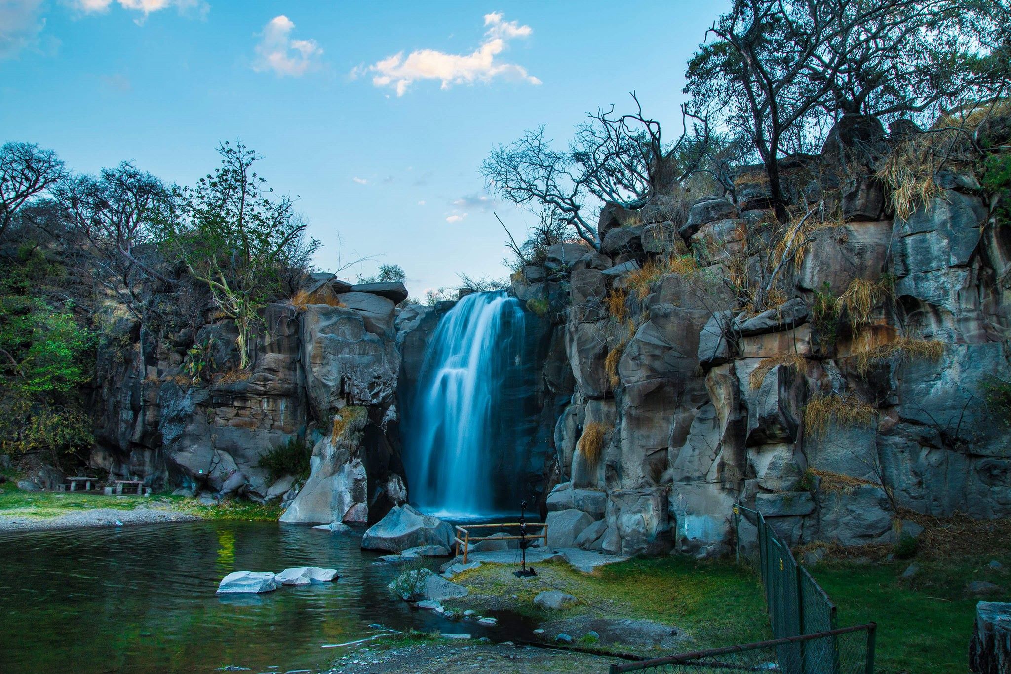 En el estado de Jalisco existe un lugar con albercas, una hermosa cascada y un río enorme donde podrás refrescarte y aprovechar el sol.