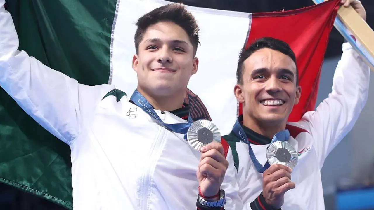 Clavadistas mexicanos deslumbran en París con medalla de Plata