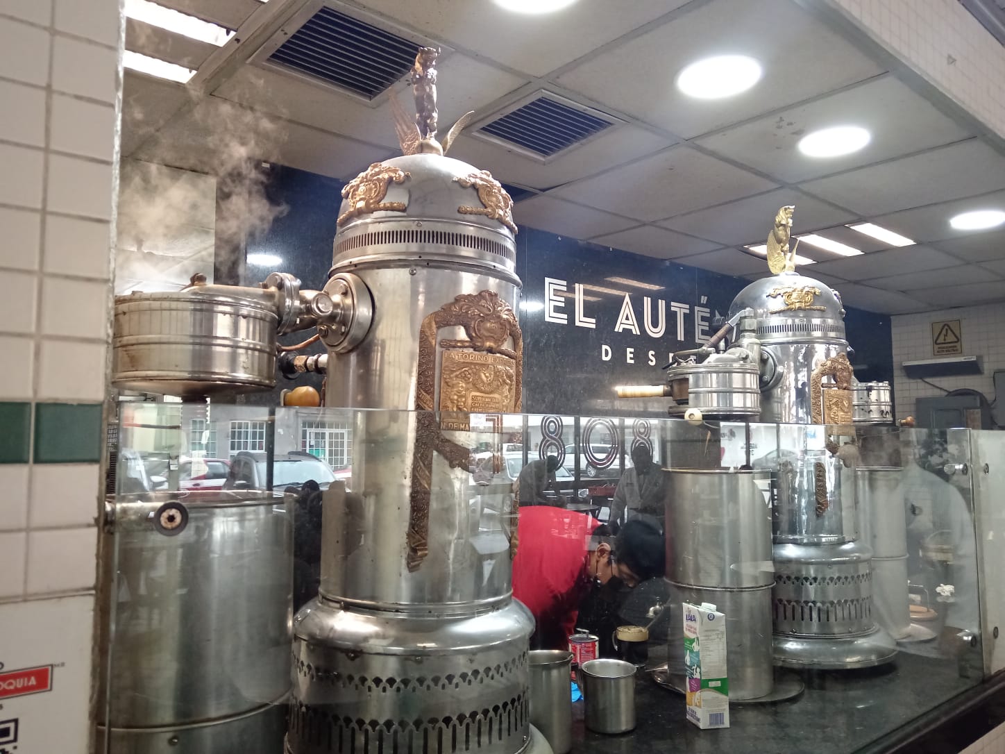 Tal como dice la frase «venir a Veracruz y no pasar al Gran Café de la Parroquia es como no haber venido a Veracruz» y por eso en Descubre México hoy queremos contarte sobre este gran café ubicado desde 1808 en el Puerto de Veracruz. 
