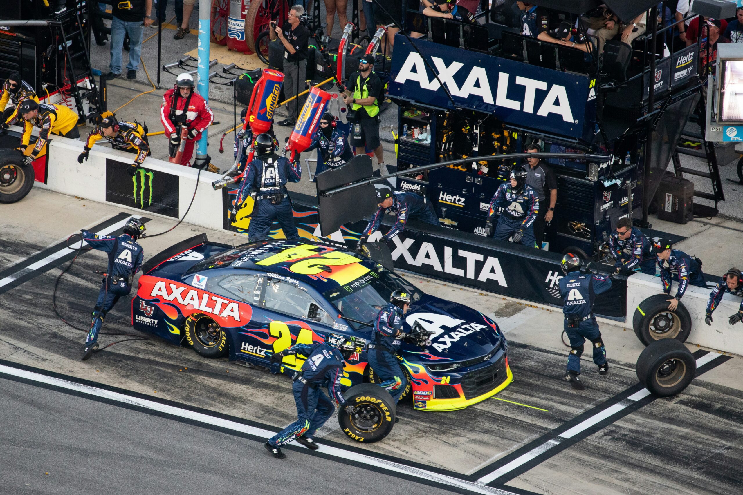 Por primera vez en la historia moderna, la NASCAR Cup Series verá a sus autos correr en una carrera puntuable fuera de Estados Unidos, gracias al anuncio hecho por OCESA, parte de Live Nation y reconocida como la tercera promotora de entretenimiento a nivel mundial, y la National Association for Stock Car Auto Racing (NASCAR) por lo que en Descubre México te contamos la información.