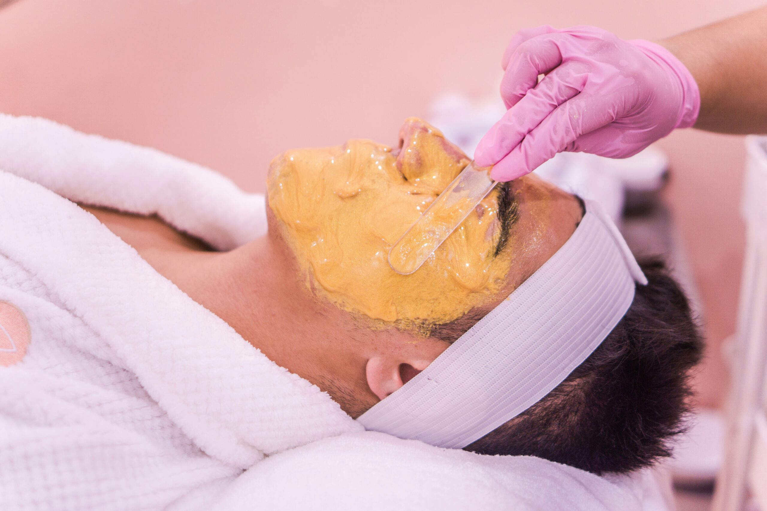 En la CDMX hay varias clínicas de belleza que están certificadas por institutos, asociaciones, o médicos con cedulas profesionales para que cuando quieras hacerte un procedimiento estético, lo hagas en lugares seguros donde lo principal sea el cuidado de tu salud, y por eso en Descubre México te dejamos algunas opciones.