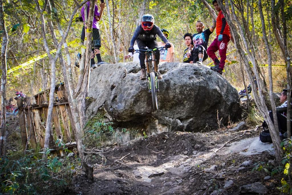 Colima es un estado emocionante, que cuenta con ecosistemas y condiciones naturales ideales para practicar casi cualquier deporte, como el downhill, un deporte de exigencia física, gran valor y muchas emociones en poco tiempo.
