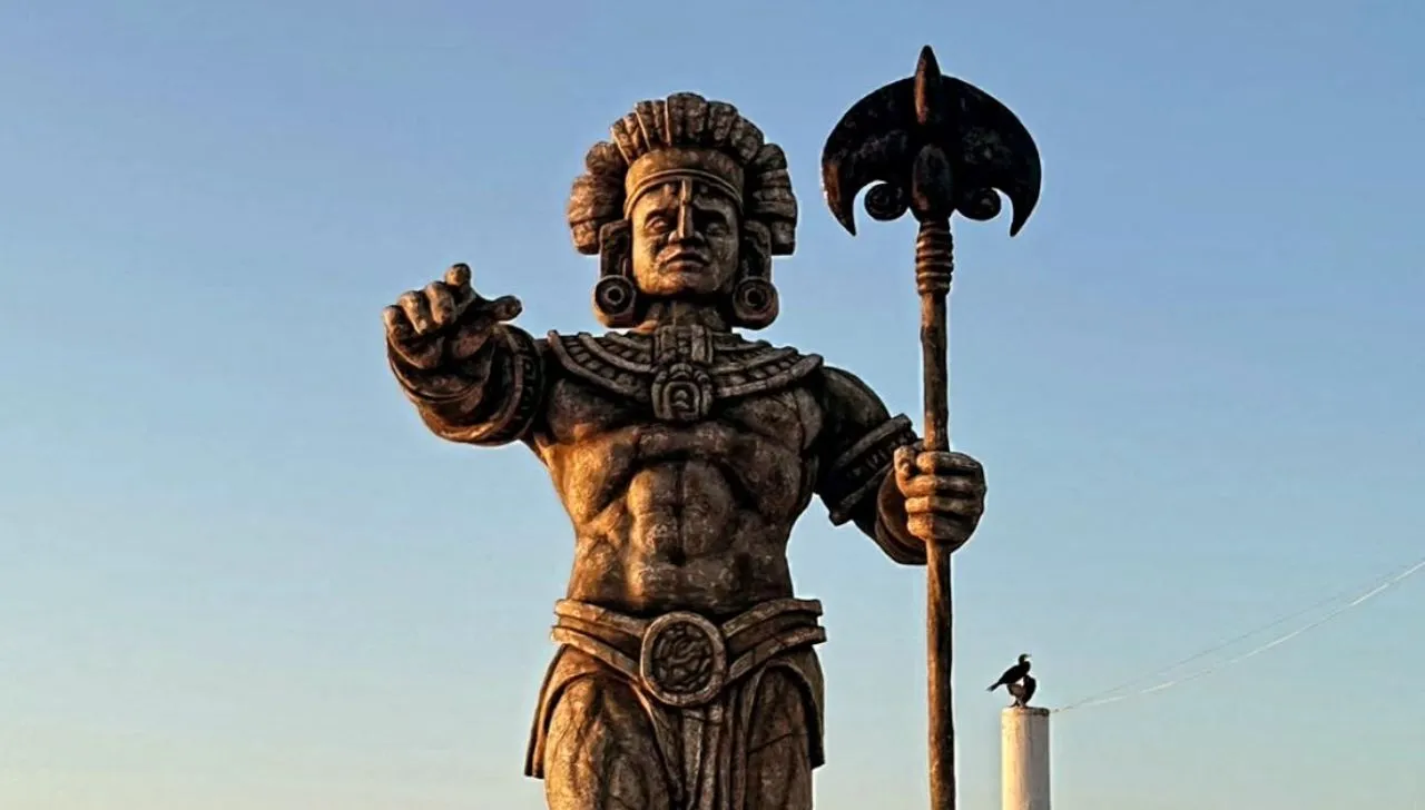 En respuesta a la reciente polémica por la estatua de Poseidón en Puerto Progreso, las autoridades de Telchac Puerto decidieron rendir homenaje a su herencia maya con una imponente estatua del dios Chaac, el dios maya de la lluvia y del agua, en su muelle.