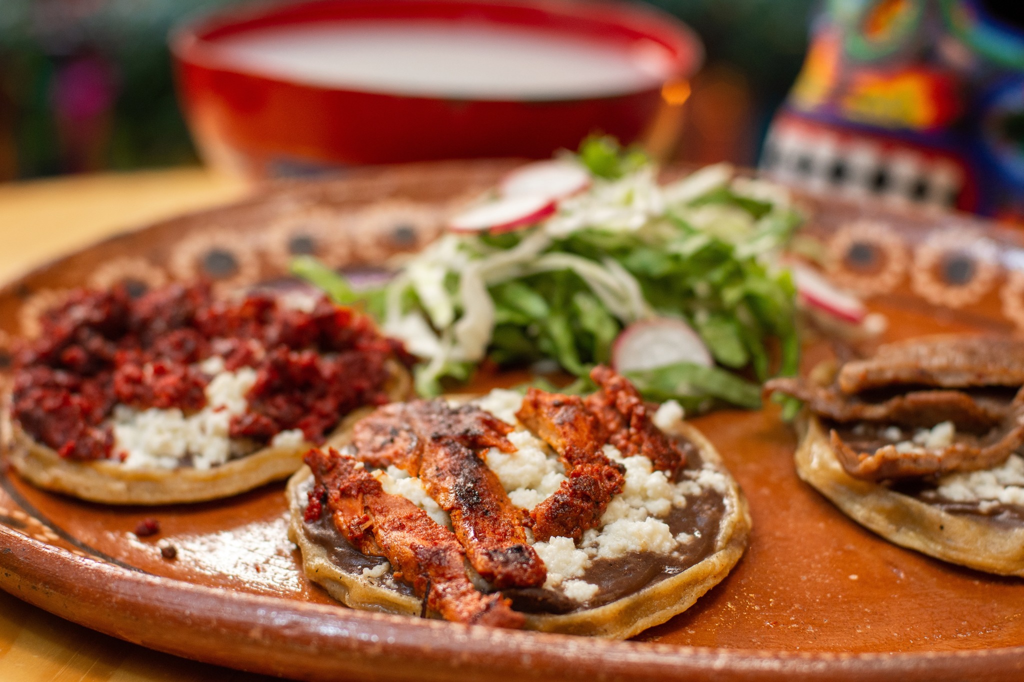 Con la llegada del mes patrio se antoja entrarle durísimo a los sopes, las gorditas, los huaraches, los pambazos, el pozole, las tostadas, y todos los platillos que los mexicanos más amamos, y para aliviar ese antojo existe la Feria de la Garnacha en Tlalpan. 