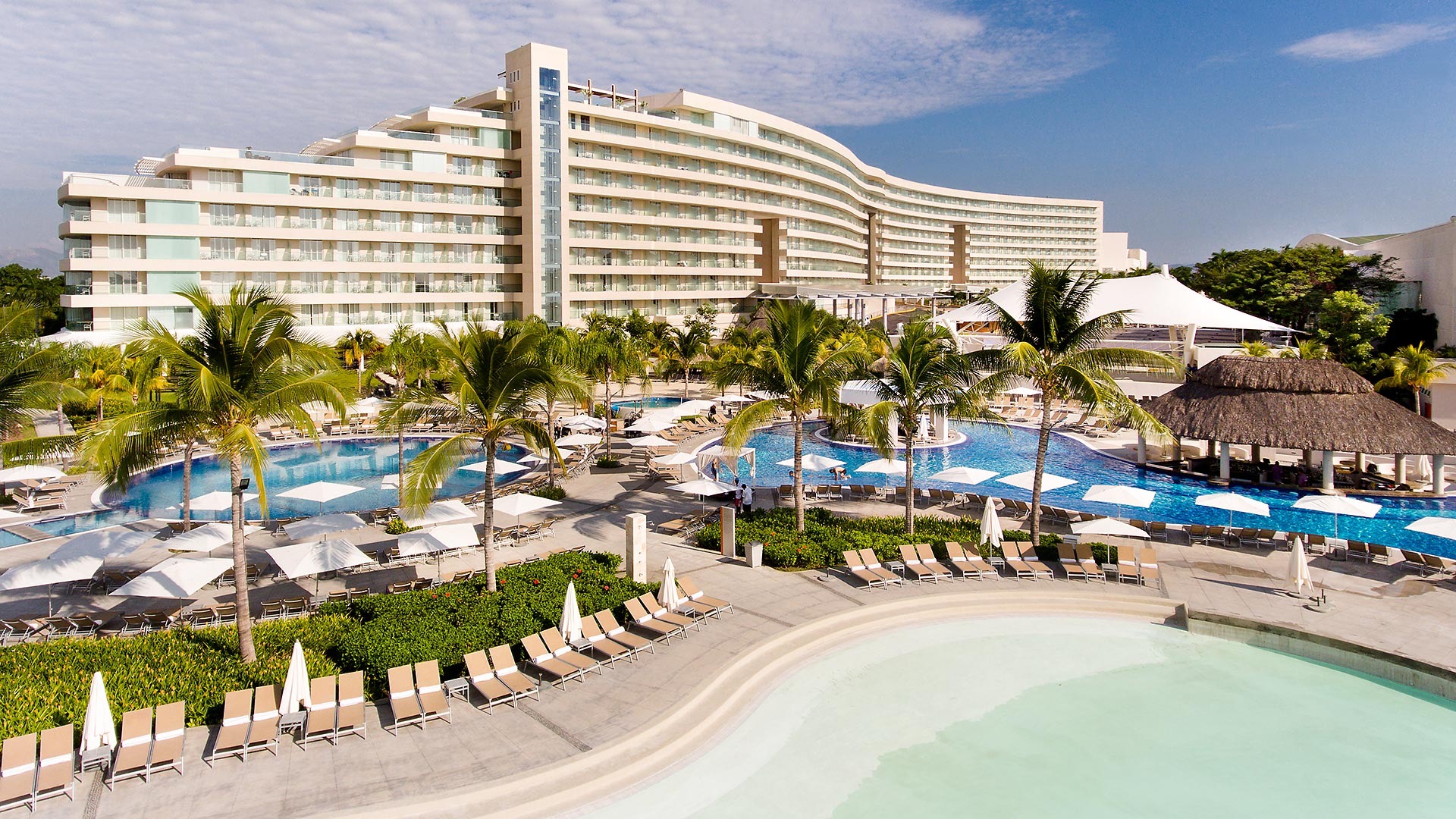 Arena, sol, mar y diversión, son algunas de las cosas que pueden disfrutar los turistas en la hermosa Riviera Diamante Acapulco, en donde los icónicos hoteles Princess y Palacio Mundo Imperial