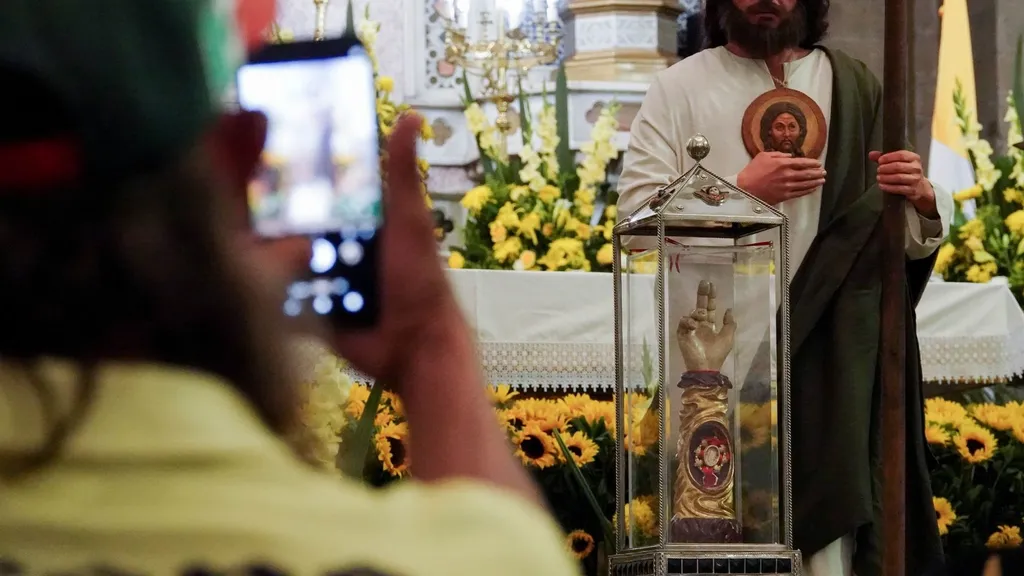Como parte de un préstamo del Vaticano, sede de la Iglesia Católica en el mundo, México esta viviendo una ruta con las reliquias de San Judas Tadeo, que consiste en el fragmento óseo de uno de sus brazos, y que permanecerá en México hasta el 29 de agosto.