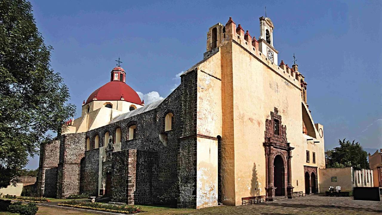 Xochimilco, en el sur de la Ciudad de México, es famoso por sus canales y su riqueza histórica y cultural. El Convento de San Bernardino de Siena, ubicado en esta alcaldía, es un monumento histórico importante, y por eso en Descubre México hoy queremos contarte sobre el.
