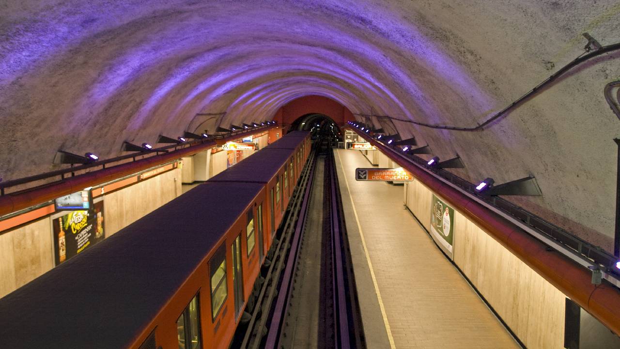 El Sistema de Transporte Colectivo (STC) Metro ha empleado diversas técnicas para construir las 12 líneas que conforman actualmente la red del metro, que es 226 kilómetros, las cuales incluyen tramos subterráneos, superficiales y elevados.