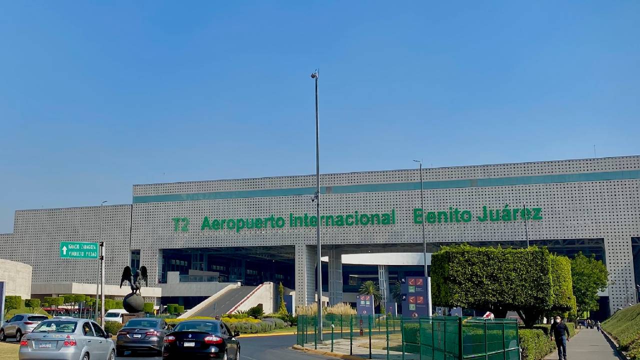 El Aeropuerto Internacional de la Ciudad de México (AICM) ha implementado una nueva medida que afectará directamente a los usuarios de aplicaciones de transporte como Uber y DiDi, y en Descubre México te contamos de que se trata.