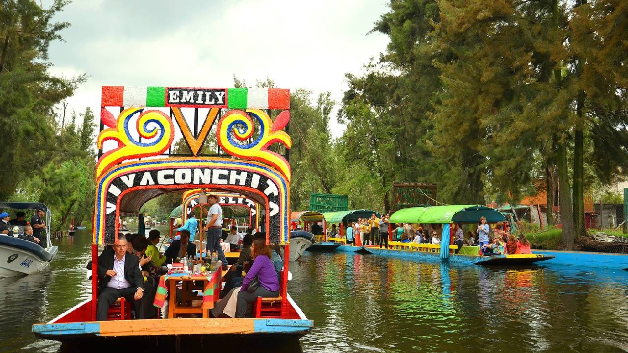 En la década de 1930, en Xochimilco, iniciaron los paseos turísticos por los canales. Hoy en día los embarcaderos reciben a los visitantes para que embarquen en las trajineras y realicen recorridos por los múltiples canales