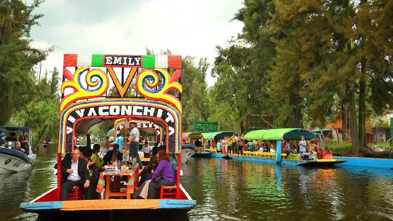 En la década de 1930, en Xochimilco, iniciaron los paseos turísticos por los canales. Hoy en día los embarcaderos reciben a los visitantes para que embarquen en las trajineras y realicen recorridos por los múltiples canales