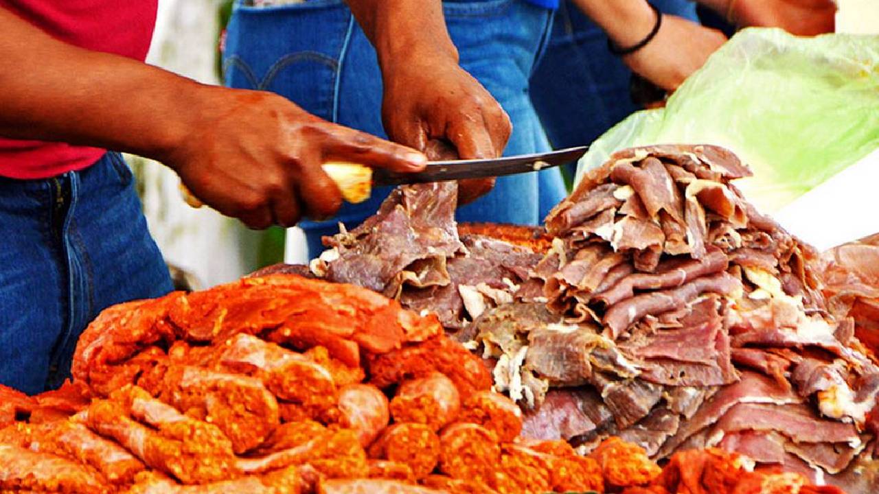 En la Feria de la Cecina de Yecapixtla de este año podrás disfrutar de las mejores carnes asadas de la región. Además de la exquisita comida y bebida, artistas como Julión Álvarez y Molotov, quienes estarán ahí para amenizar el ambiente.