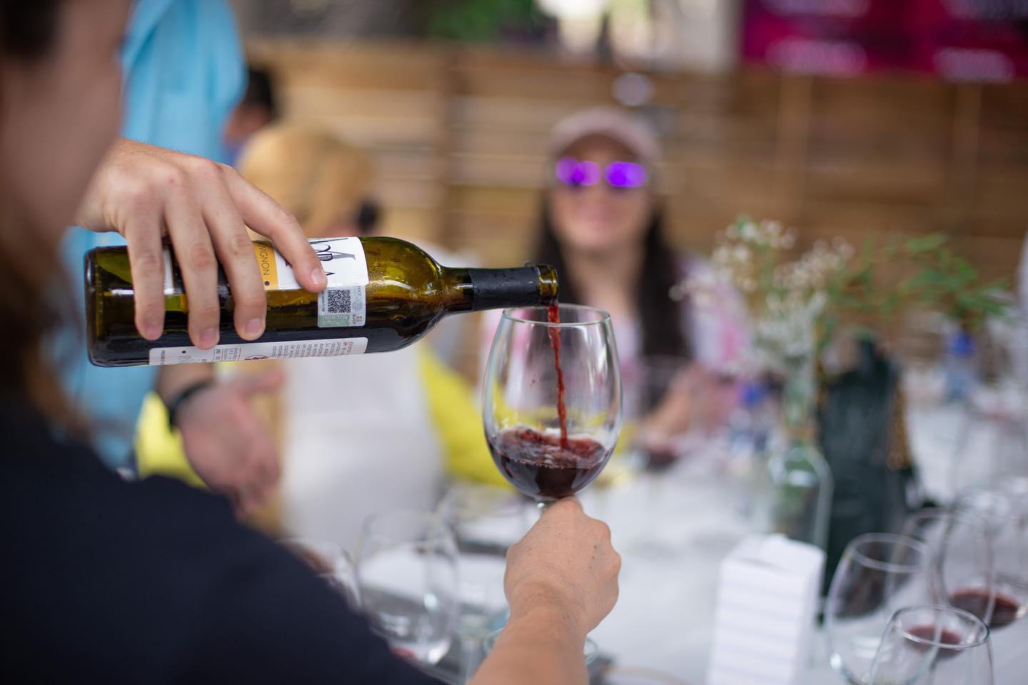 El Festival del Vino Mexicano es un evento que nació hace 10 años en Guadalajara, Jalisco, para tejer puentes y avivar conversaciones alrededor del vino mexicano de la mano de quienes lo producen.