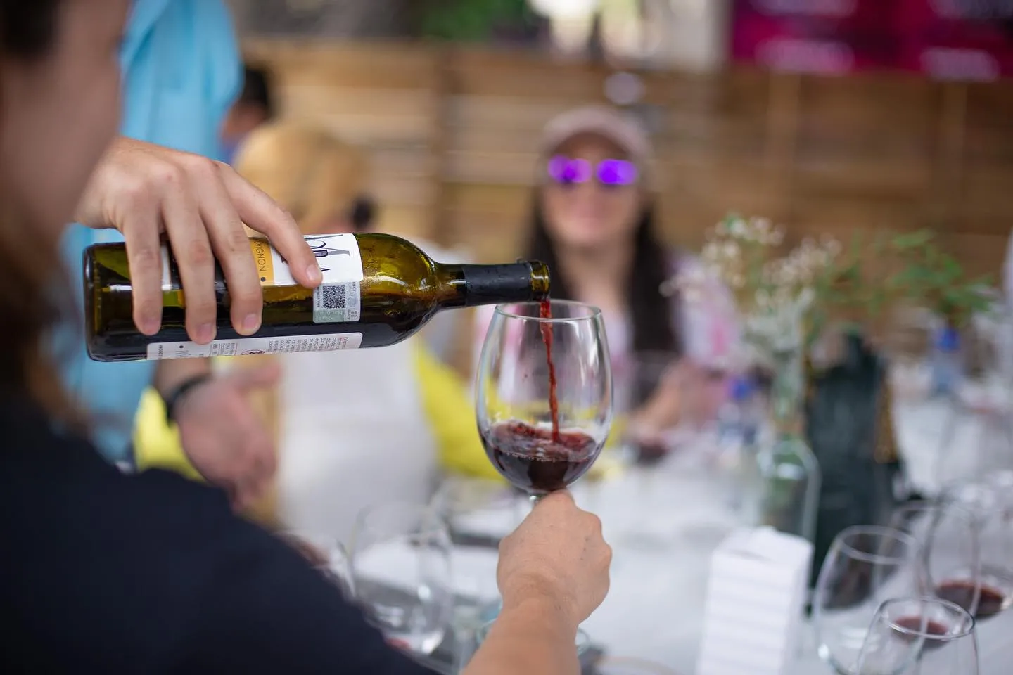 El Festival del Vino Mexicano es un evento que nació hace 10 años en Guadalajara, Jalisco, para tejer puentes y avivar conversaciones alrededor del vino mexicano de la mano de quienes lo producen.