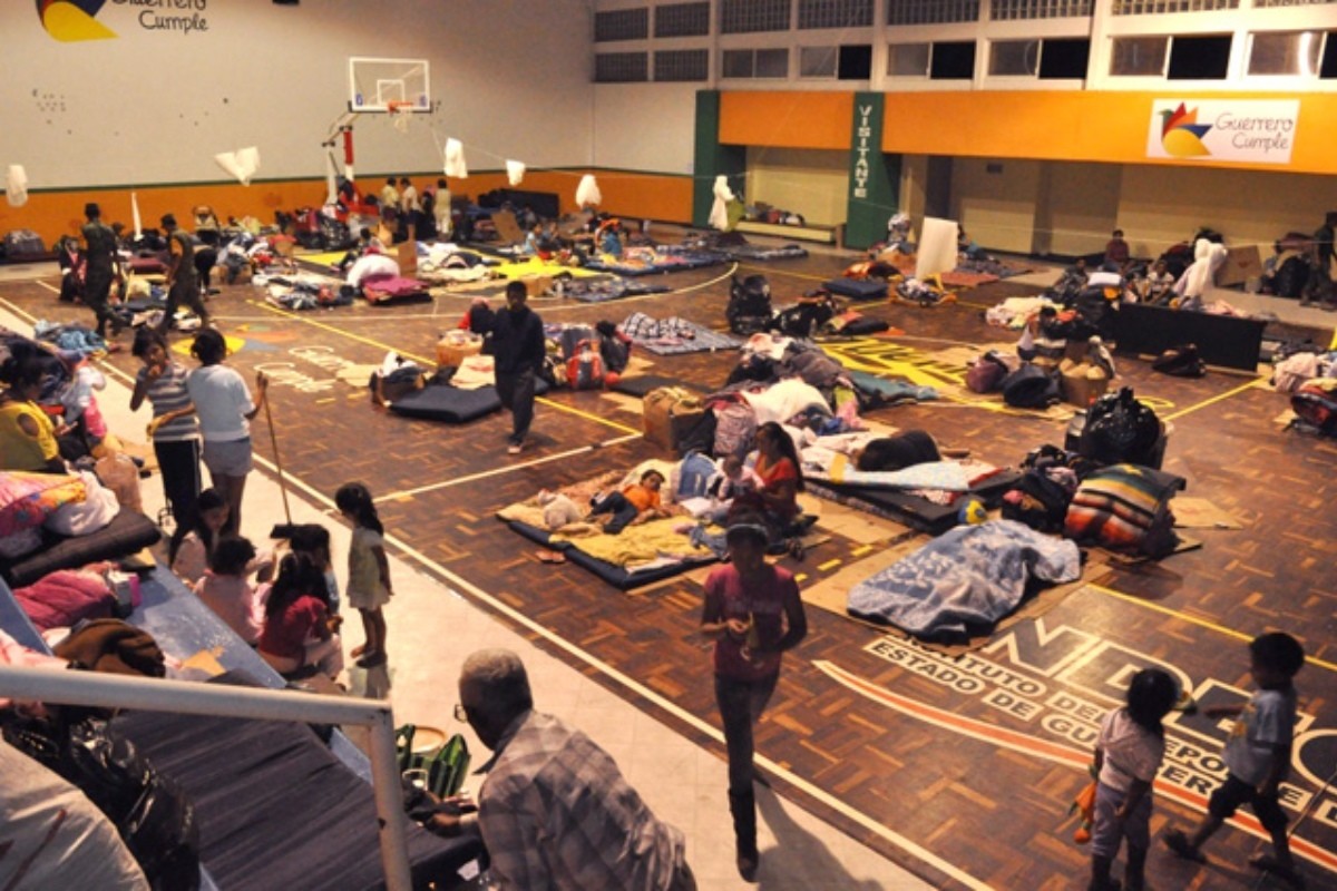 Con la llegada del huracán John a nuestro país, autoridades estatales de diferentes entidades han puesto en marcha diversos albergues y refugios temporales para proteger a las familias vulnerables en los lugares donde la presencia del huracán es mayor. 