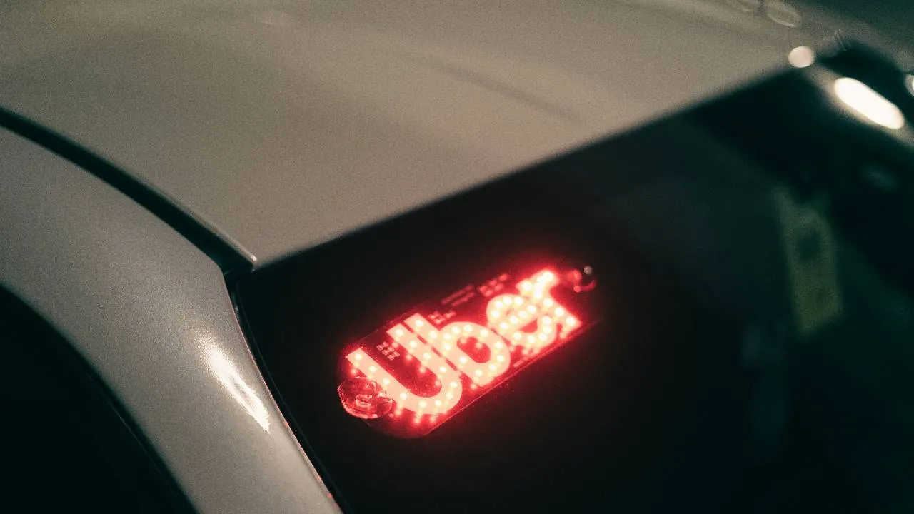 Uber está ofreciendo un bono de 25 pesos por cada viaje que sus socios conductores hagan desde el Aeropuerto Internacional de la Ciudad de México (AICM) entre este martes 17 y el miércoles 18 de septiembre.