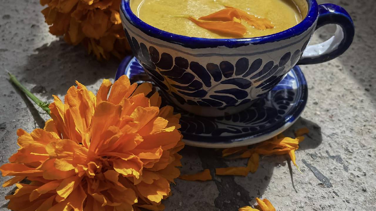 Espanta al frío con un atole de cempasúchil y mandarina