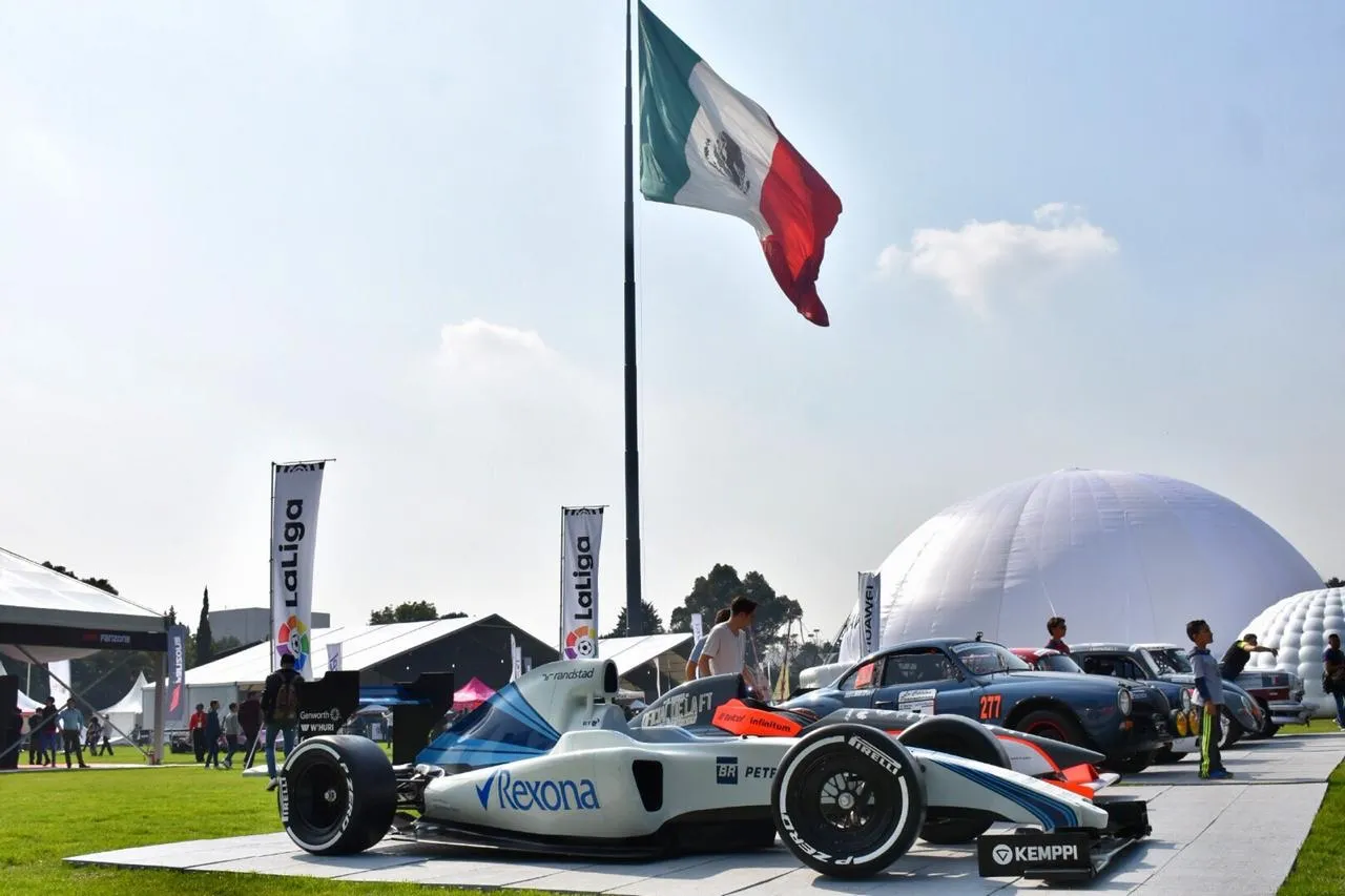 Este año, los fanáticos de la velocidad podrán disfrutar del Gran Premio de México como nunca antes en el F1 FanZone GNP Vivir es increíble, un evento interactivo y oficial de la Fórmula 1, con la transmisión en vivo de la carrera, música y otras actividades exclusivas.