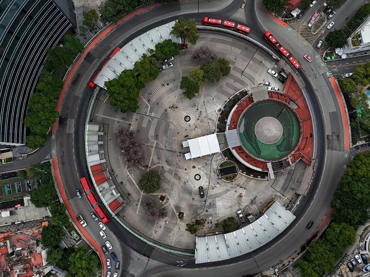 La Glorieta de Insurgentes en la CDMX tiene una nueva cara gracias a sus recientes remodelaciones, y en Descubre México te contamos sobre ellas, pues este importante espacio es nuevamente un imperdible en el que tienes que detenerte cuando estés de paseo en la ciudad. Te contamos.