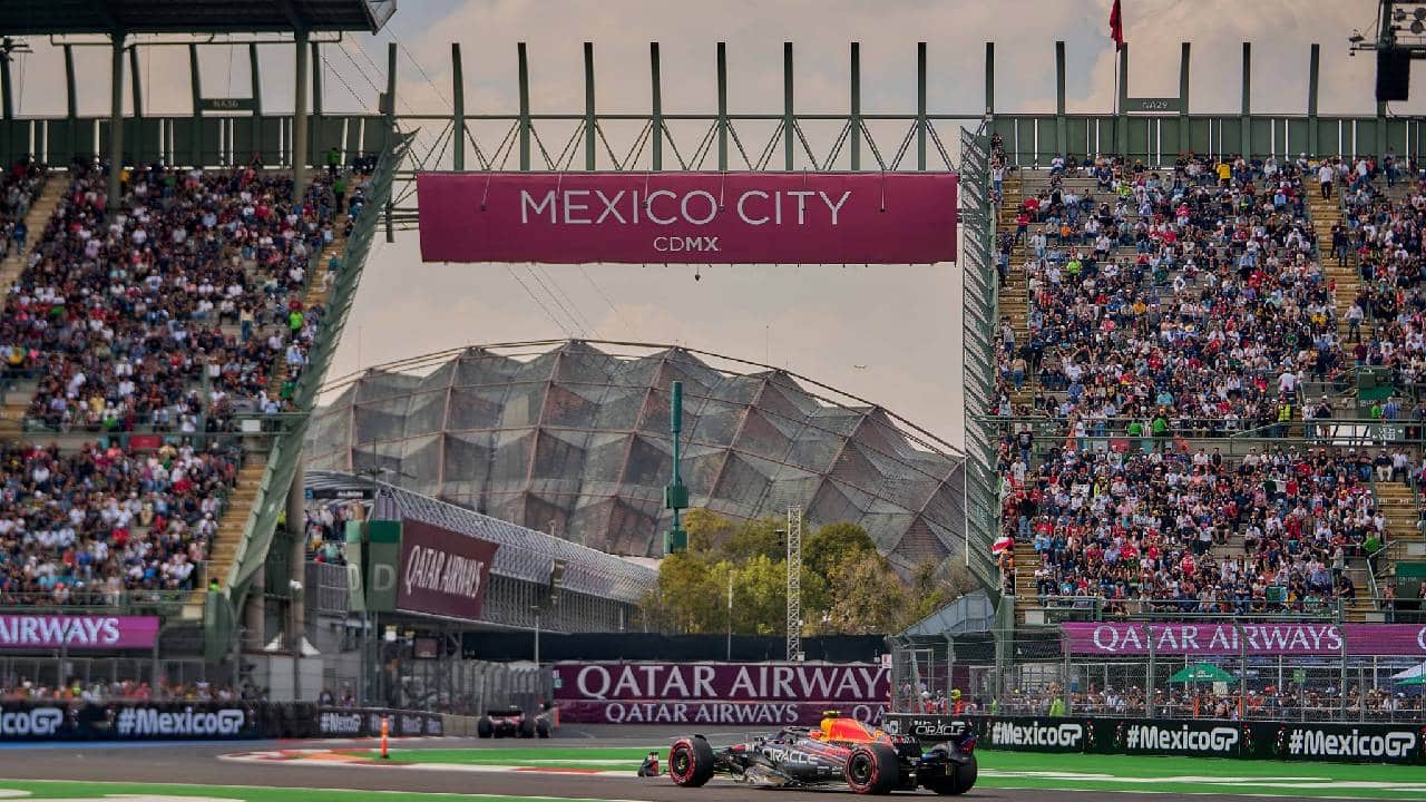 Sabemos que amas el Gran Premio de México, y si este año eres de los afortunados que van a poder seguir apoyando a Checo Pérez en su carrera de México, en esta ocasión queremos contarte sobre cinco cosas que puedes hacer al interior del GP, además de sentarte a ver los entrenamientos libres, la clasificación, y la carrera del día domingo.