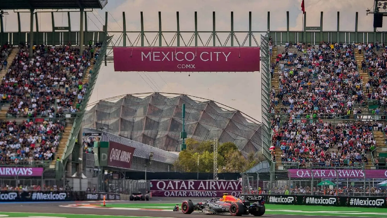 Sabemos que amas el Gran Premio de México, y si este año eres de los afortunados que van a poder seguir apoyando a Checo Pérez en su carrera de México, en esta ocasión queremos contarte sobre cinco cosas que puedes hacer al interior del GP, además de sentarte a ver los entrenamientos libres, la clasificación, y la carrera del día domingo.