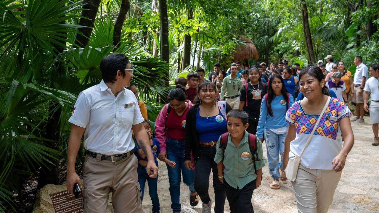 En un esfuerzo por fortalecer los lazos con las comunidades locales y celebrar la riqueza cultural de México, Grupo Xcaret se enorgullece de anunciar el lanzamiento de su programa de turismo social “Kone’ex Xíimbal” (Vamos a pasear).
