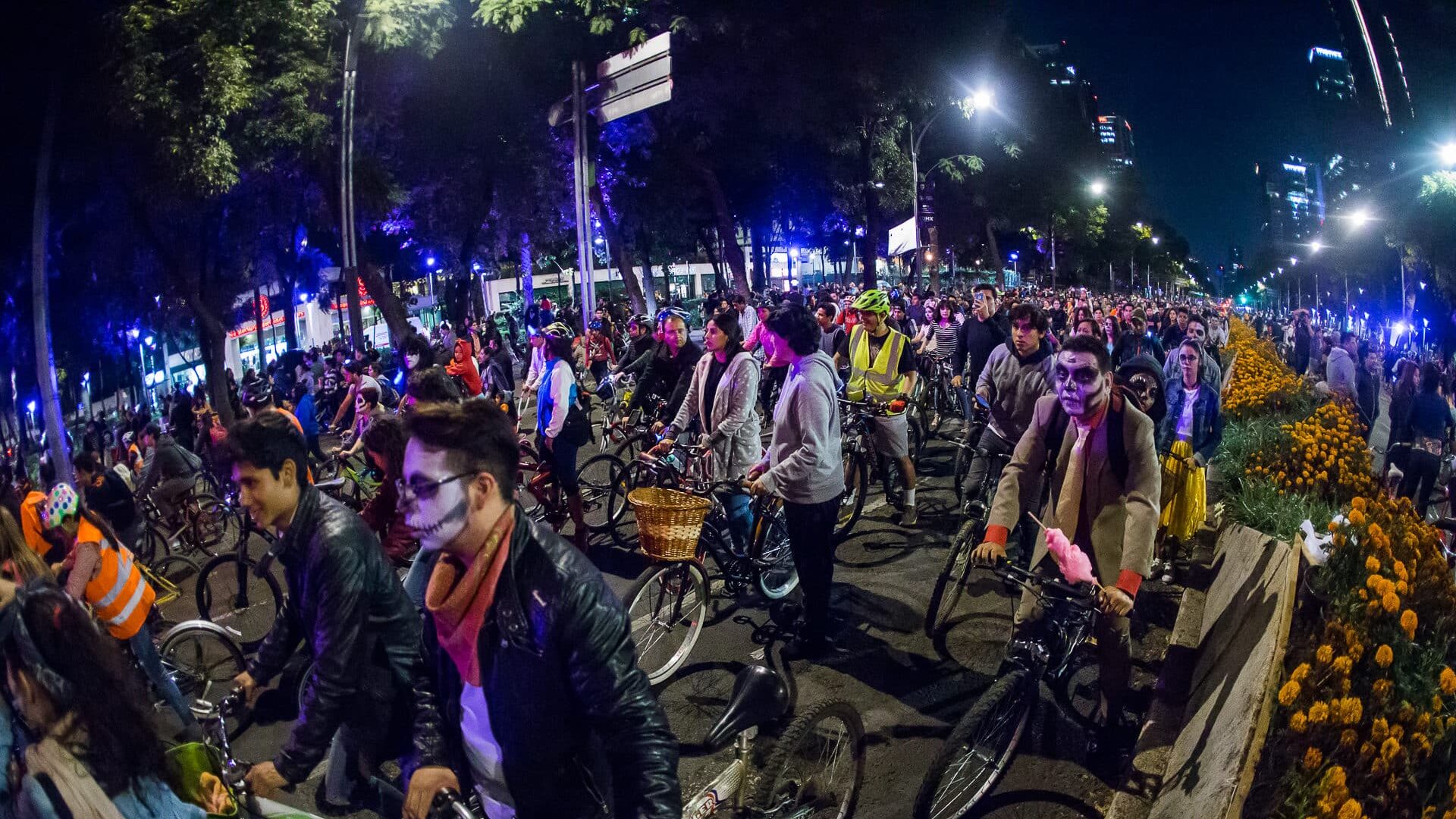 Vive el Día de Muertos con el Paseo nocturno en Bicicleta de la CDMX