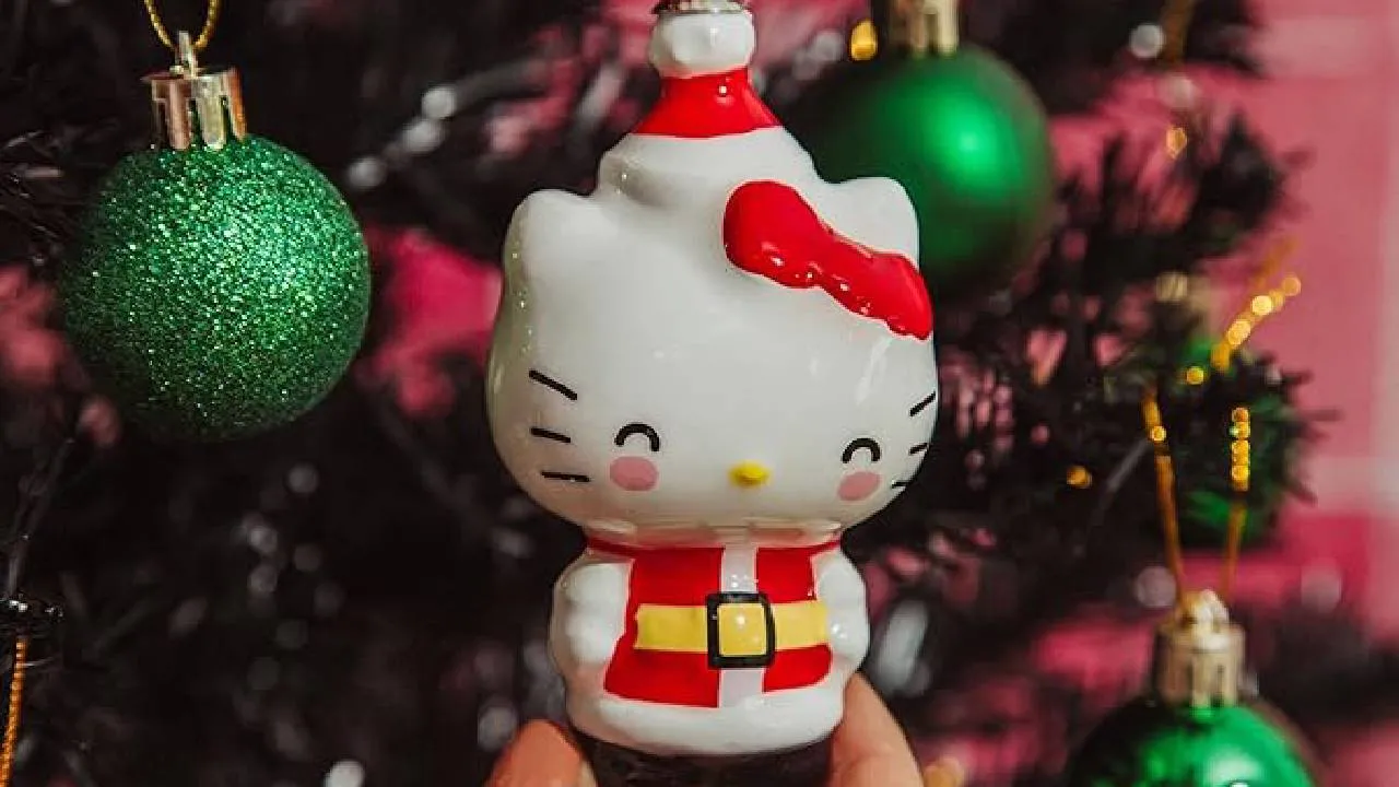 La popular muñeca Hello Kitty está por apoderarse de Halloween y la Navidad en la CDMX, y en Descubre México te contamos todo sobre estos eventos donde la podrás encontrar.