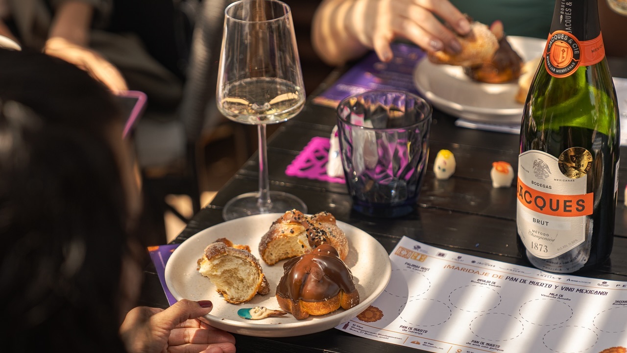 Pan de Muerto con vino
