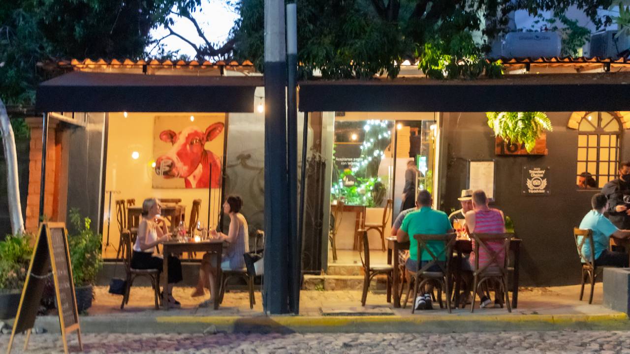 La Ruta Versalles ofrece desde comida italiana auténtica hasta innovadores platillos de fusión y mariscos frescos.