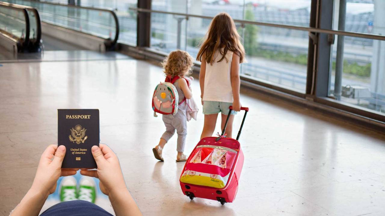 El pasaporte para niños es un documento esencial para viajar al extranjero, y su trámite incluye varios requisitos específicos y costos.