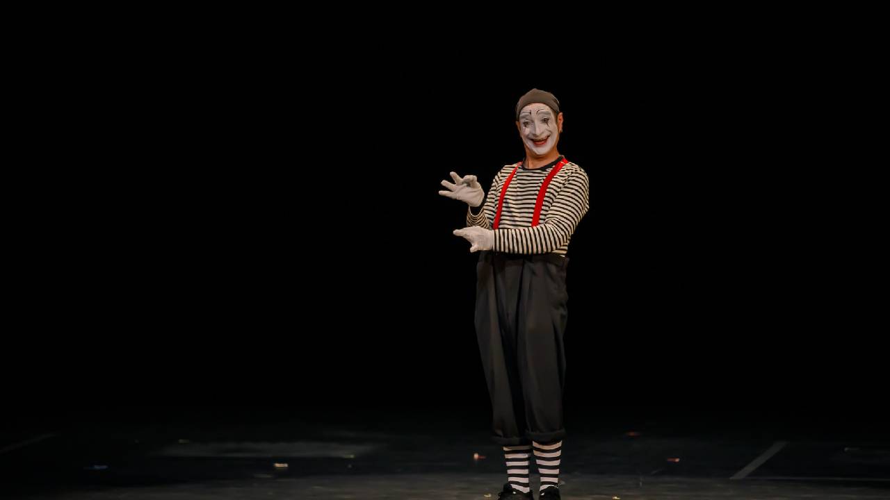 La Secretaría de Cultura presentó la programación del 11° Encuentro Internacional de Clown, que promueve dicha disciplina, su filosofía y formación académica. El público de todas las edades disfrutará del encuentro del 15 al 24 de noviembre de 2024 en el Teatro Helénico.