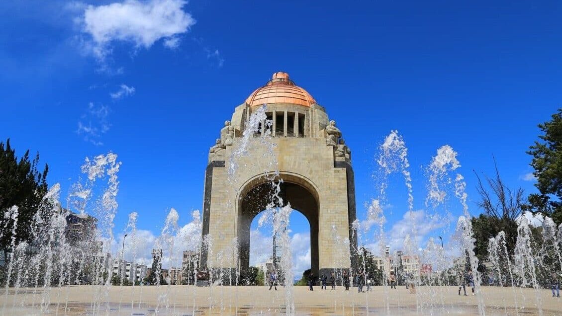 Fuente Centenario en el Monumento de la Revolución