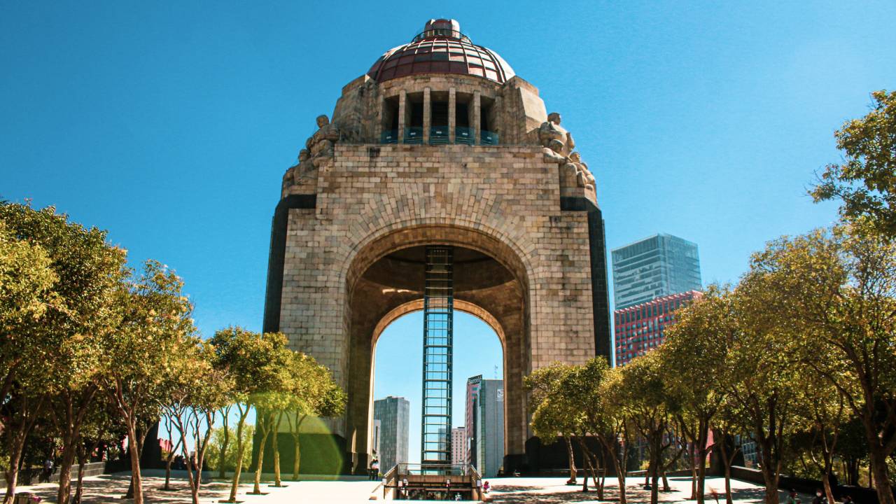 Monumento a la Revolución, un lugar para conocer y divertirse