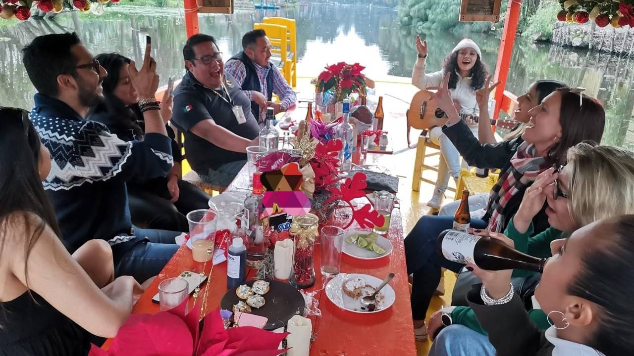 Disfruta la magia navideña en este tour en trajinera por Xochimilco