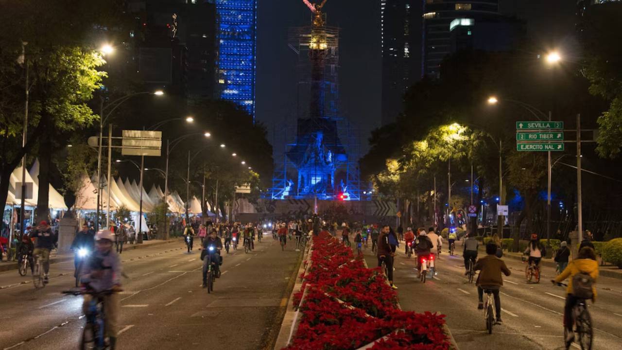 Vive el paseo nocturno decembrino en bicicleta de la CDMX