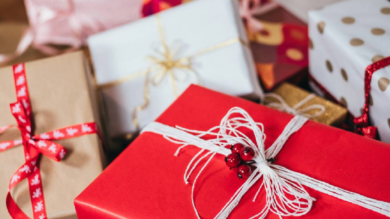 La Navidad es sin duda una de las épocas favoritas de todas las personas, y si bien es hermoso recibir un regalo de Navidad, dar aún lo es más. 