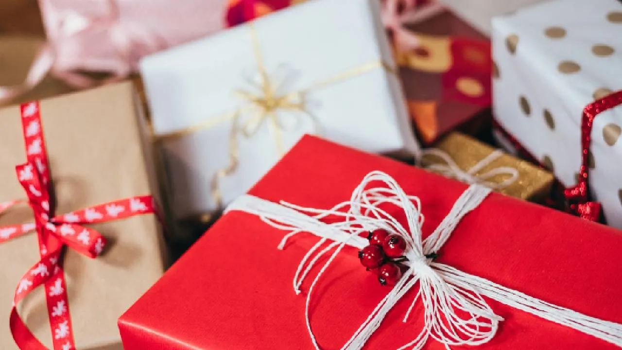 La Navidad es sin duda una de las épocas favoritas de todas las personas, y si bien es hermoso recibir un regalo de Navidad, dar aún lo es más. 