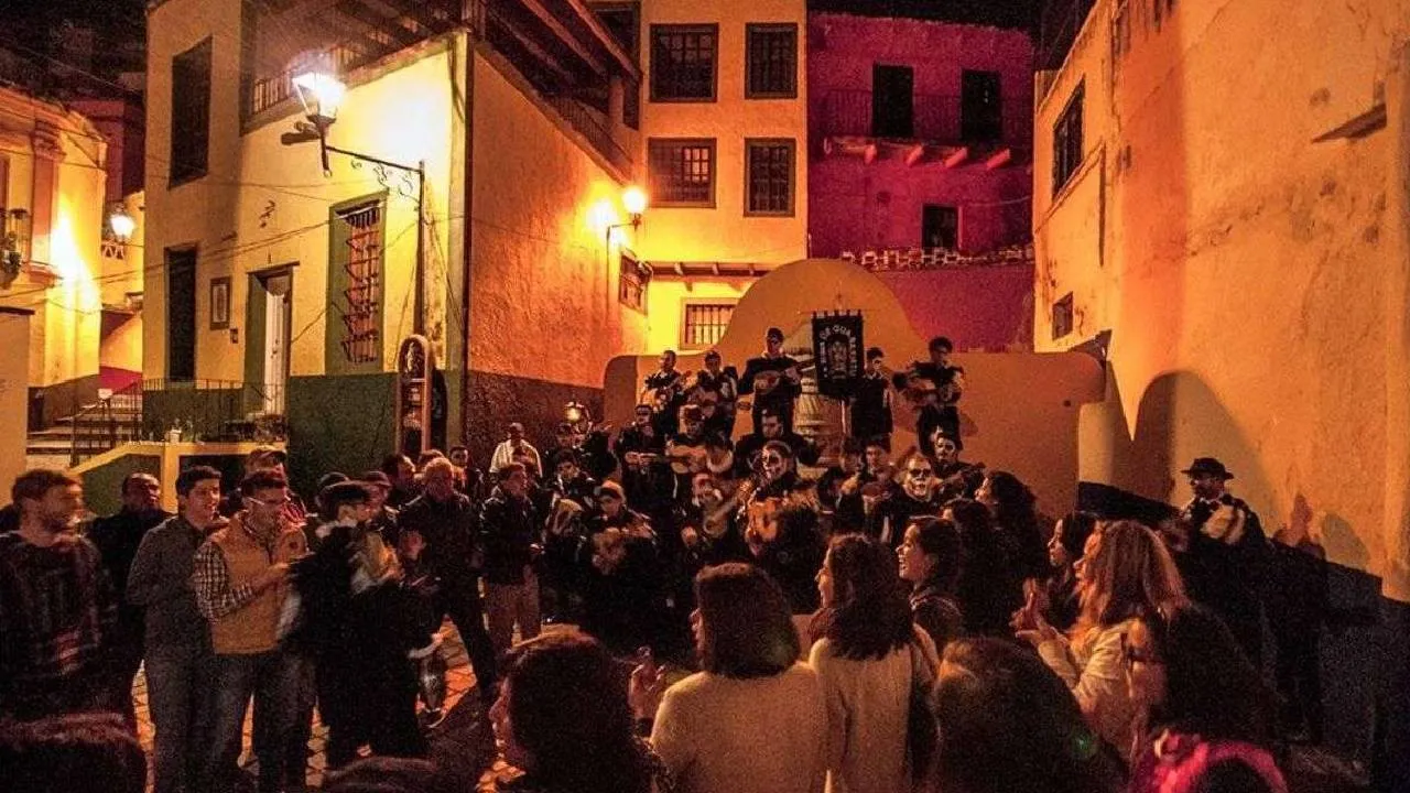 Conoce a nuevas personas en la Callejoneada para Solteros en Zacatecas