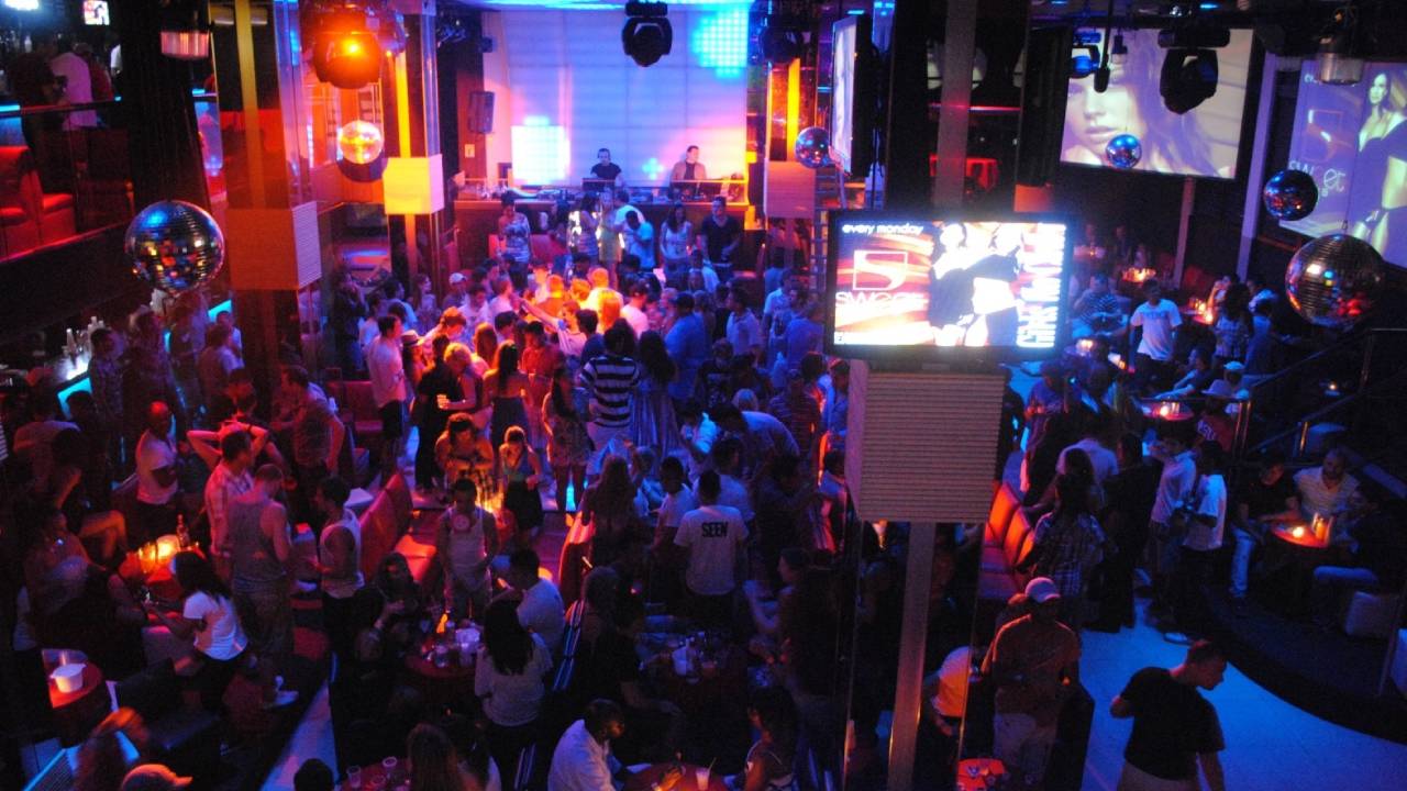 Explora la vida nocturna en Bahía Banderas