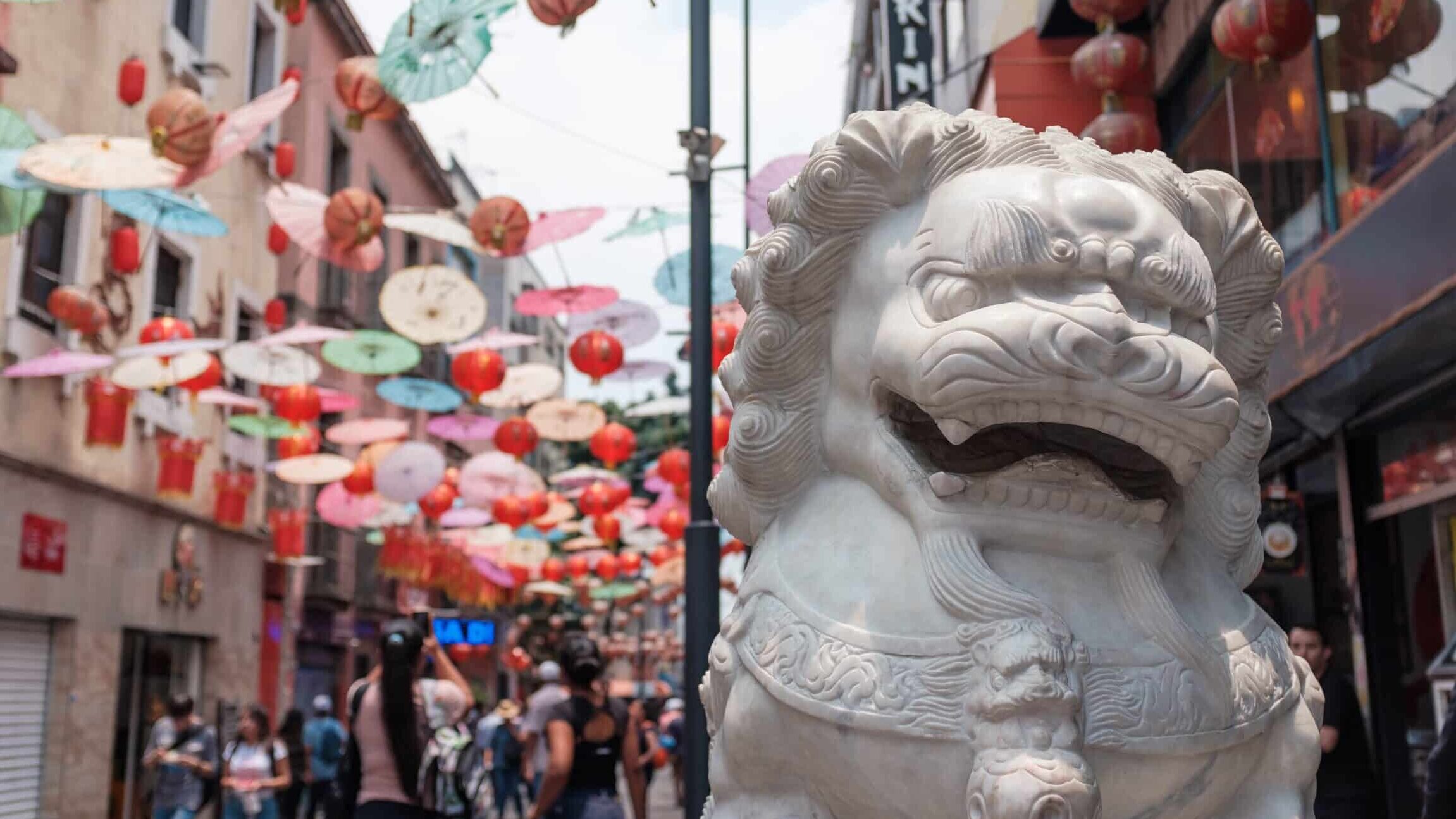 faroles de papel y estatua de leon del barrio chino cdmx