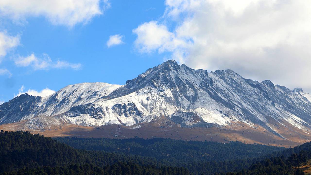 Frente frío cierra temporalmente el acceso al Nevado de Toluca