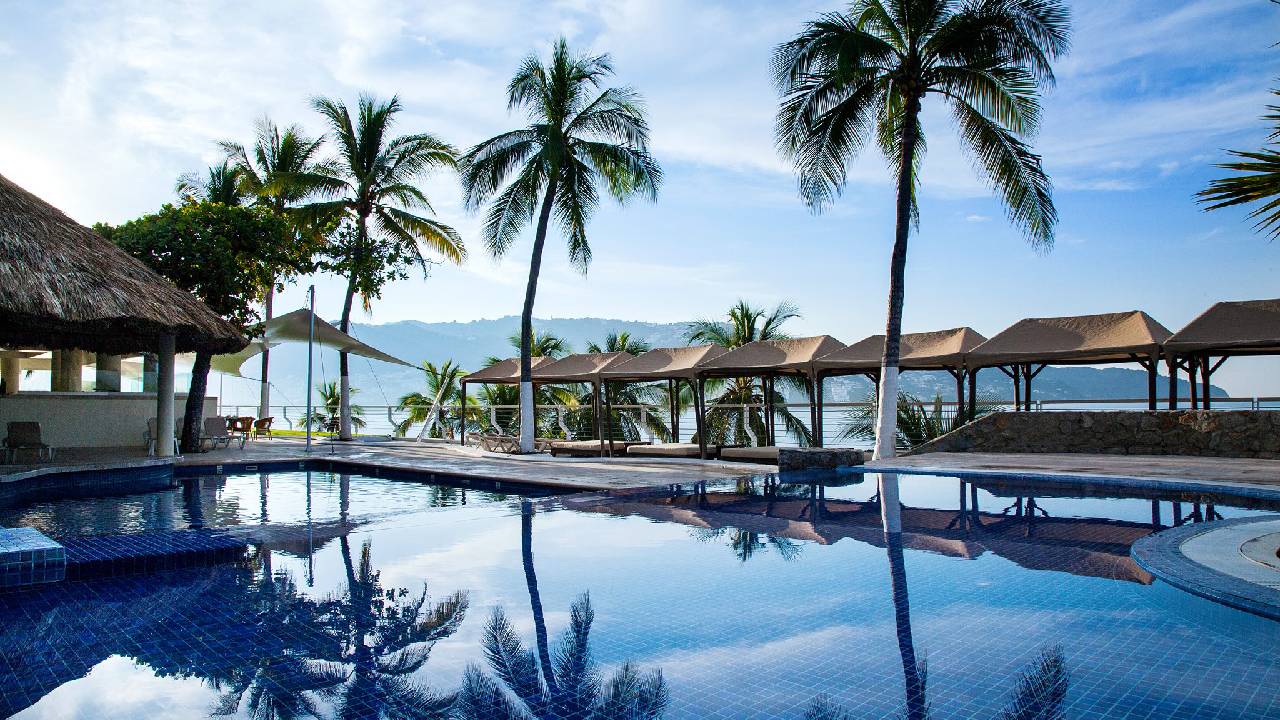 El hotel Fiesta Americana Acapulco Villas es la mejor opción para disfrutar unas vacaciones junto a la familia, pues cuenta con habitaciones completamente equipadas con sala, comedor, cocina, baños completos con tina o regadera, y hermosas vistas a la bahía de Acapulco.