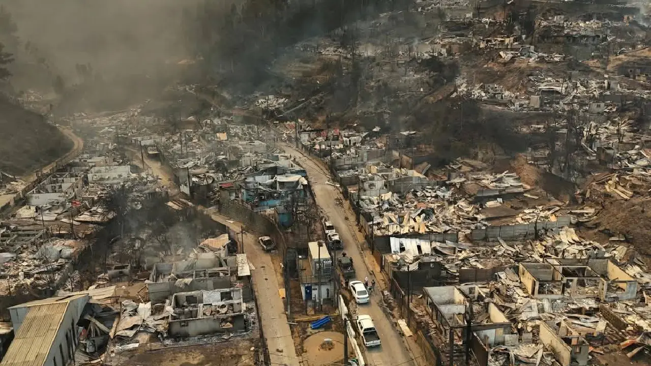Los recientes incendios forestales en Chile, que han cobrado la vida de personas, animales, y millones de dólares en pérdidas, son un recordatorio de que existen medidas para prevenir incendios forestales que todos debemos conocer. 