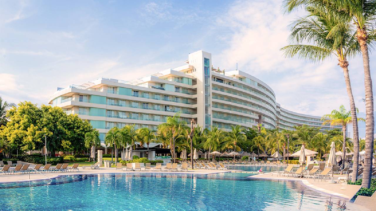 Este espectacular resort ubicado en la Riviera Diamante, te invita a disfrutar de un fin de semana inolvidable, donde el confort, el entretenimiento y la gastronomía de primer nivel se combinan para ofrecerte una experiencia única.