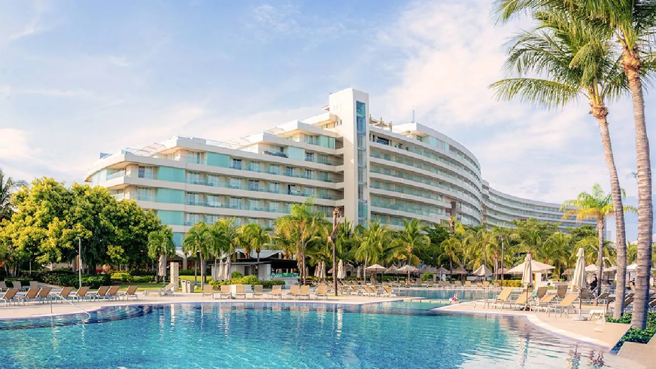 Este espectacular resort ubicado en la Riviera Diamante, te invita a disfrutar de un fin de semana inolvidable, donde el confort, el entretenimiento y la gastronomía de primer nivel se combinan para ofrecerte una experiencia única.