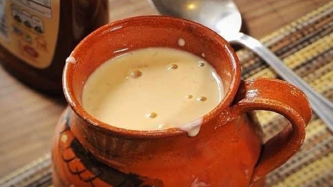 Durante la época invernal buscamos cualquier bebida caliente que nos quite el frío, por ejemplo, un espeso y exquisito atole, pero no cualquiera, en esa ocasión hablamos de uno fuera de lo común, el atole de garbanzo.