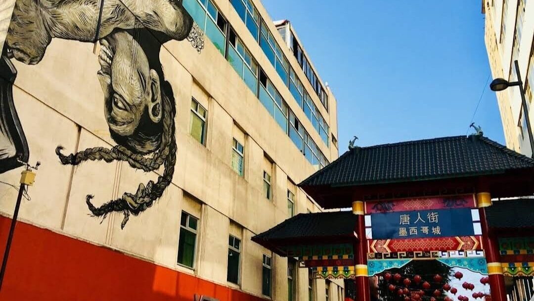 mural y arco del barrio chino
