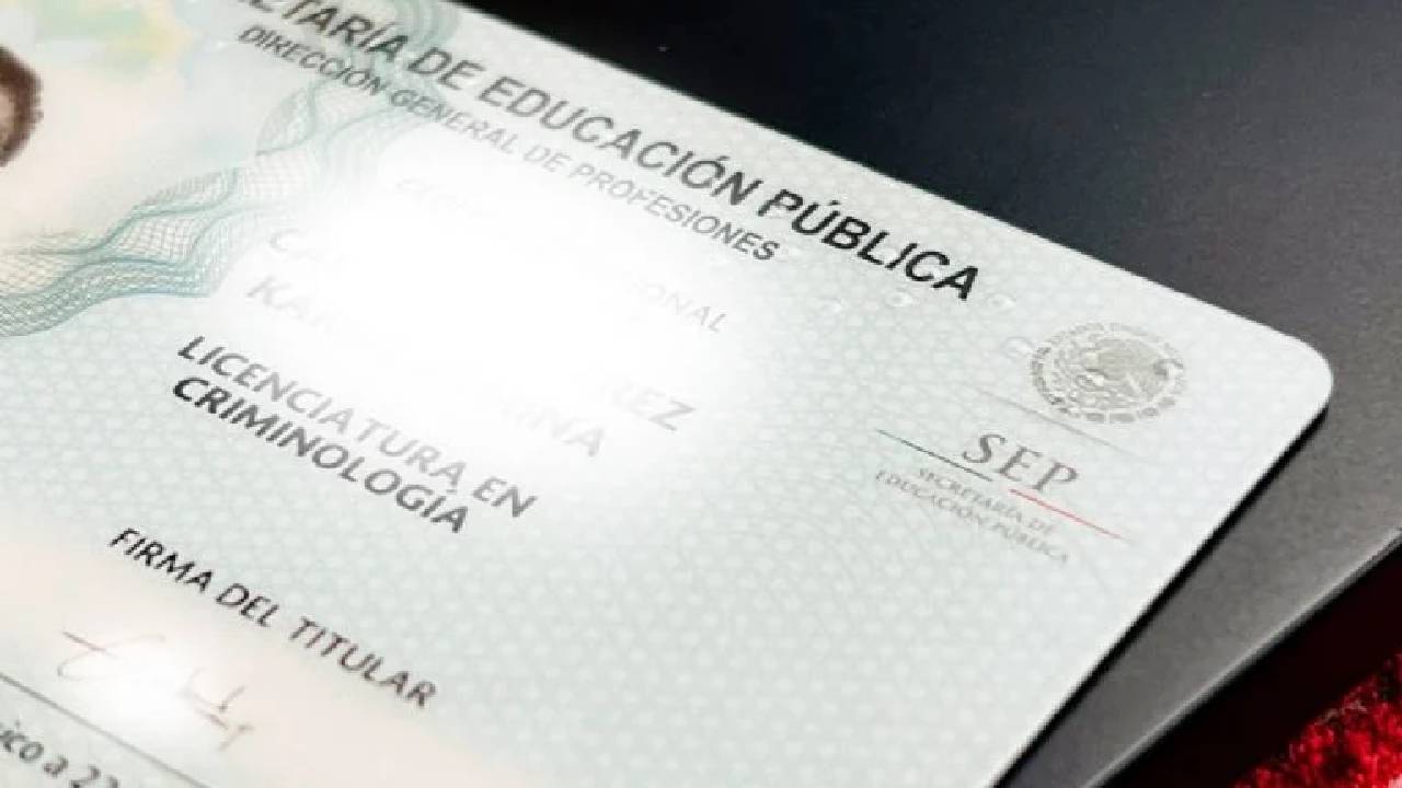 Si por fin concluiste los estudios que te permiten obtener tu cédula profesional, entonces seguro que te interesará saber cual es el costo para realizar este trámite y obtener este importante documento. 