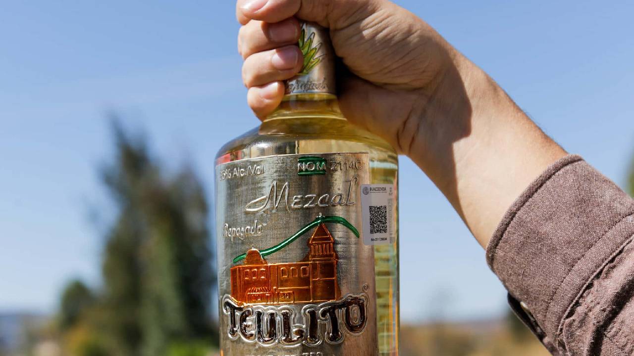 Conocido como uno de los epicentros de la producción artesanal de este famoso destilado de agave, Zacatecas es un estado con una rica historia mezcalera.